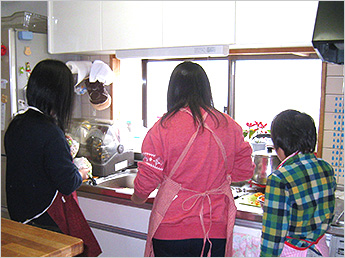 児童養護施設で生活を送る子どもたち（写真協力：社会福祉法人 中央共同募金会）