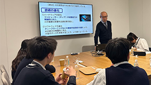 AIチャレンジ導入校の生徒がソフトバンク本社の職場を見学し、当社社員からAIに関するレクチャーを受けました。
